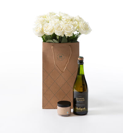 Hvite roser i gavepose med bobler og sjokolade Hvite roser i gavepose med bobler og sjokolade